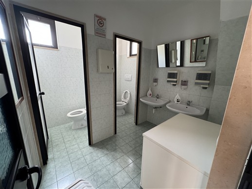 Intera Struttura Ricettiva Con Varie Sale Ristorante, Ampi Spazi Esterni Curati.